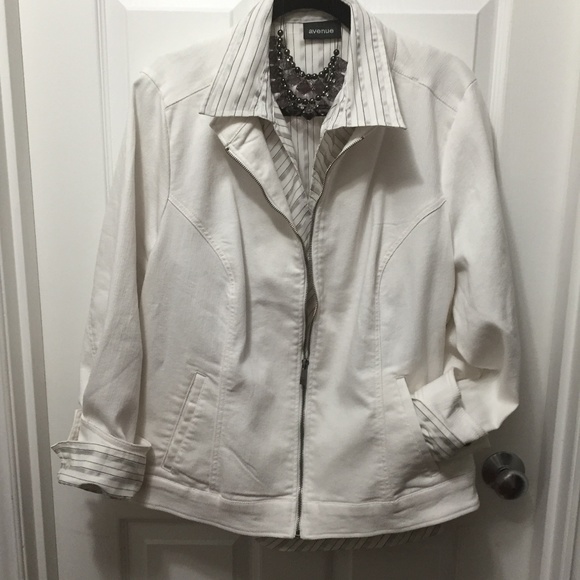 Avenue Wrap Style Top - Picture 8 of 8